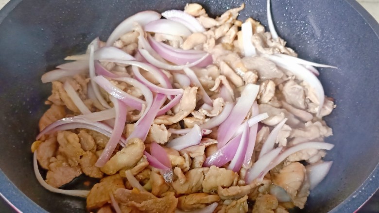 洋葱炒肉片,翻炒至洋葱断生。