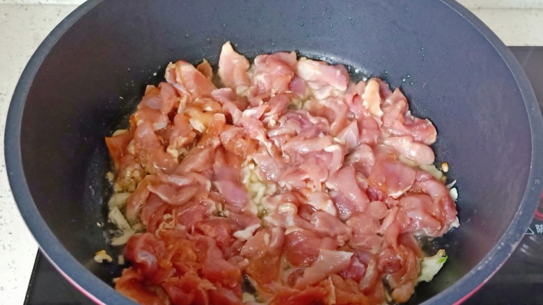 洋葱炒肉片,放入猪肉片开大火爆炒。