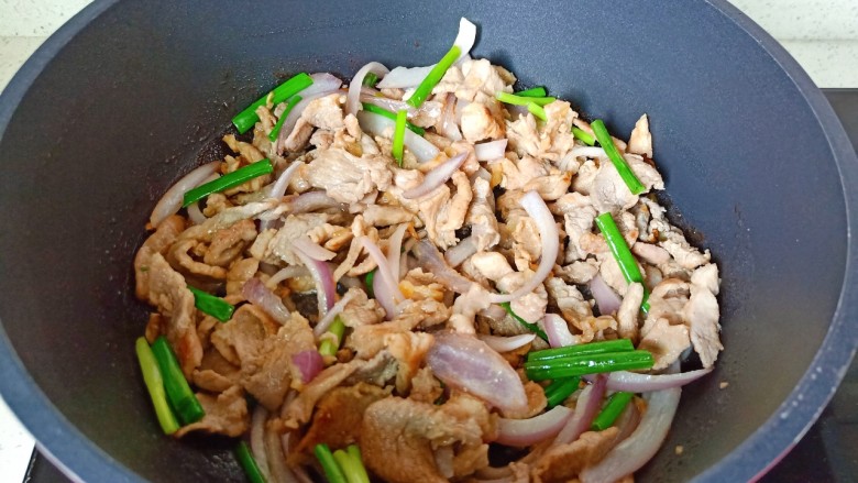 洋葱炒肉片,加半勺盐翻炒均匀，撒葱段出锅。