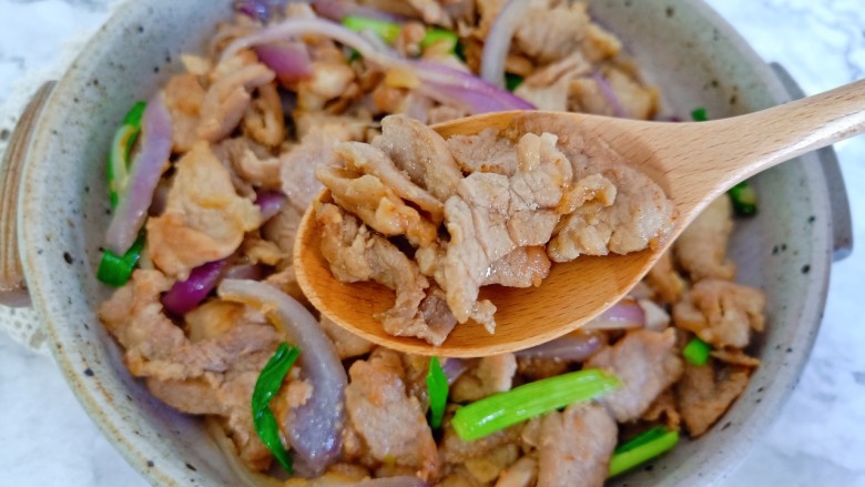 洋葱炒肉片,下饭菜必备。