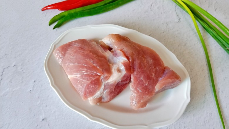 孜然肉片,准备<a style='color:red;display:inline-block;' href='/shicai/ 414'>猪肉</a>,青红椒。