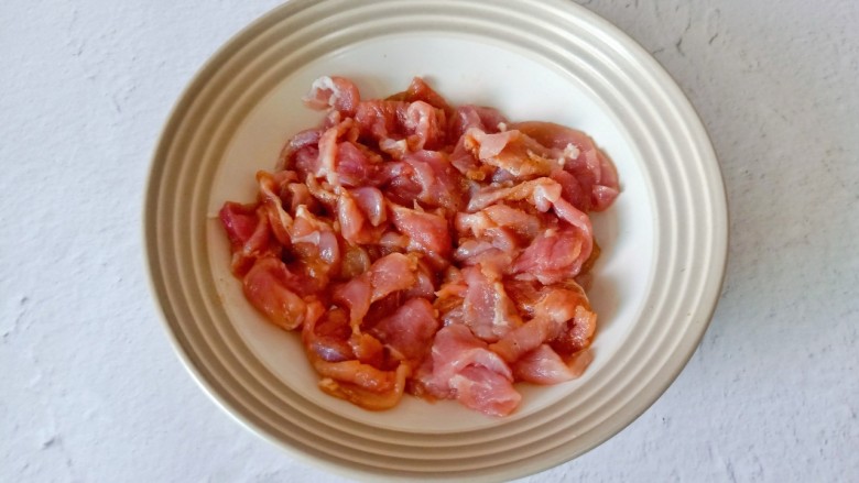 孜然肉片,用筷子将调味料搅拌均匀,腌制十分钟。