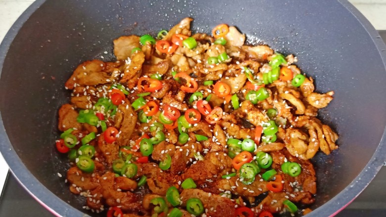 孜然肉片,大火翻炒均匀即可出锅!
