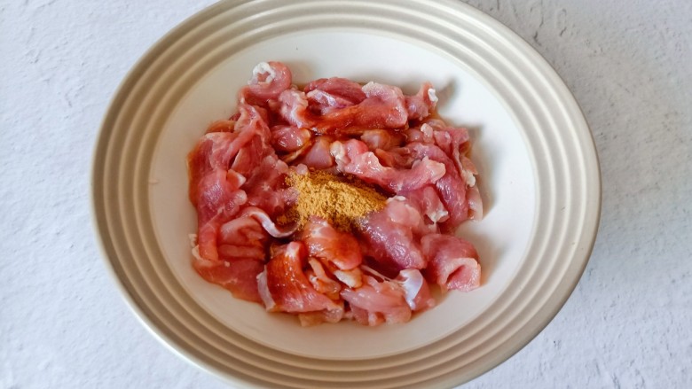 孜然肉片,加十三香,盐各半勺。