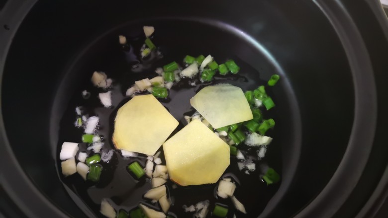 菠菜鱼丸汤,锅里放油烧热,放葱姜蒜炒出香味