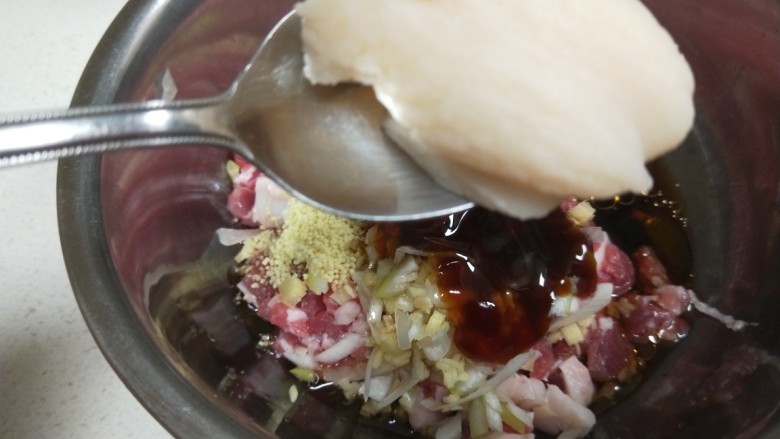 香酥牛肉饼,加入白胡椒,<a style='color:red;display:inline-block;' href='/shicai/ 829'>十三香</a>,加入一勺猪油。