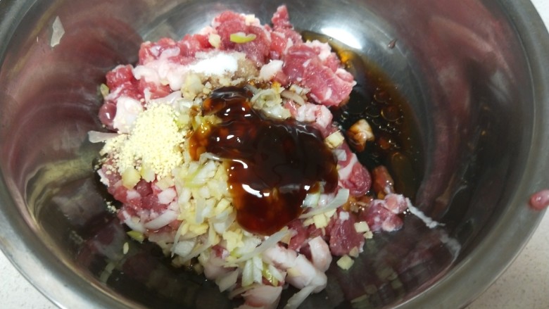香酥牛肉饼,加入<a style='color:red;display:inline-block;' href='/shicai/ 788'>生抽</a>,耗油,香油