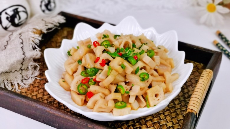 泡椒藕丁,撒上葱花就好啦!腌制2小时以上会更入味。