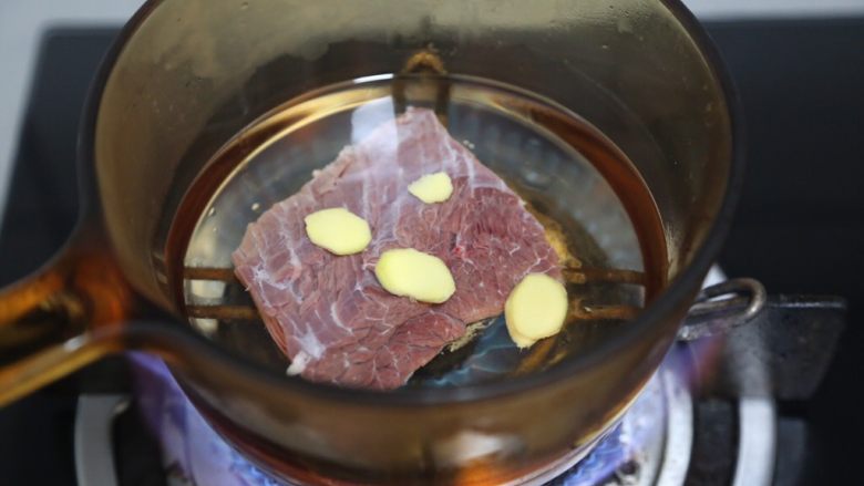 番茄牛肉面,<a style='color:red;display:inline-block;' href='/shicai/ 216'>牛肉</a>冷水下锅,放入姜片,焯水后捞出