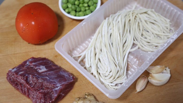 番茄牛肉面,材料准备好