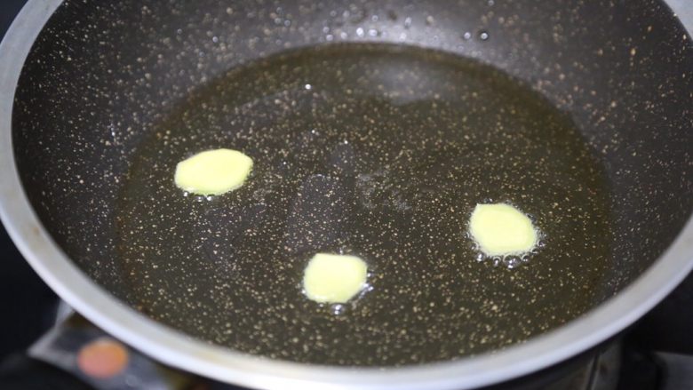 番茄牛肉面,锅里烧热油,下姜片爆香