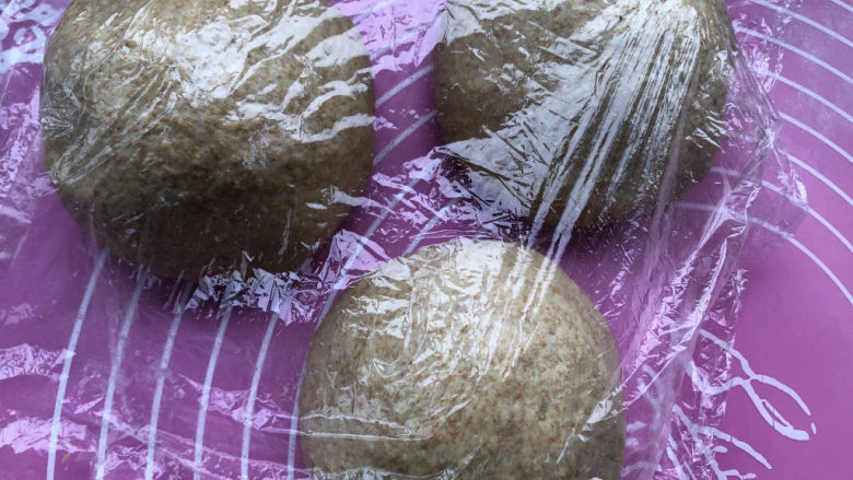 全麦吐司,平均分成三个小面团,盖保鲜膜醒发15分钟。