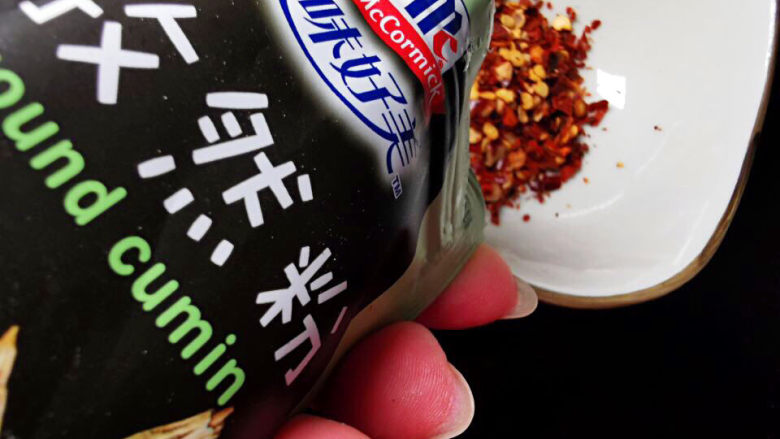 孜然肉片,孜然粉加辣椒面,盐