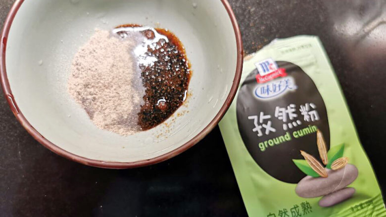 孜然肉片,<a style='color:red;display:inline-block;' href='/shicai/ 146542'>孜然粉</a>加生抽,糖,料酒调为腌肉酱