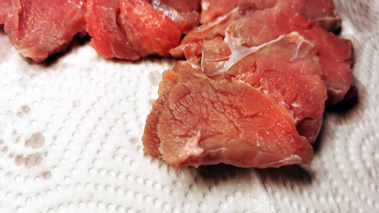 孜然肉片,洗净,控干水份