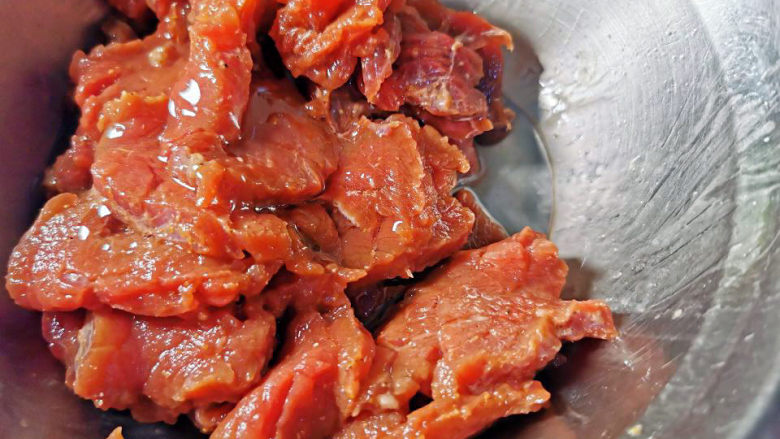 孜然肉片,封油 ,静置15分钟