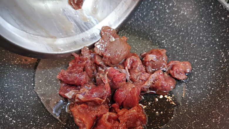 孜然肉片,热锅冷油,滑牛肉片