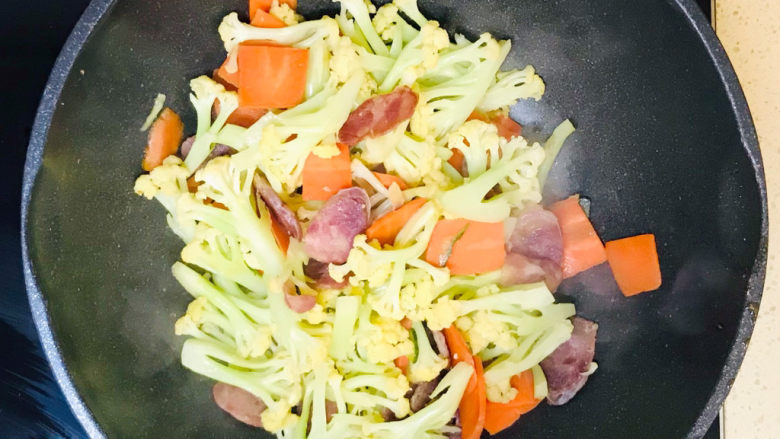 腊肉炒花菜,翻拌均匀,就可以关火起锅了