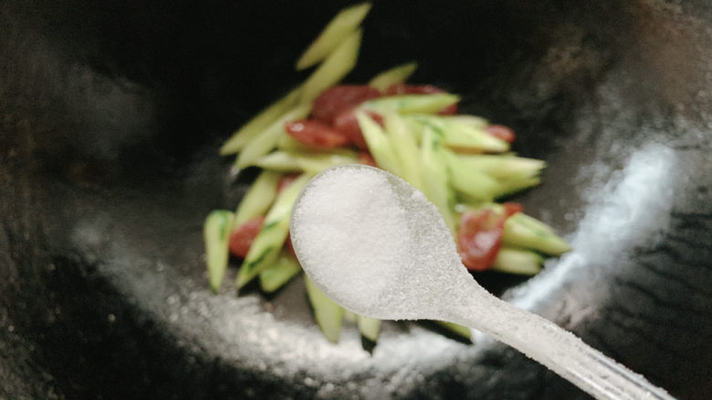 黄瓜炒腊肠,加小半勺盐调味