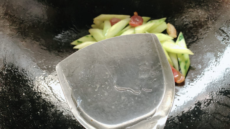 黄瓜炒腊肠,适量清水