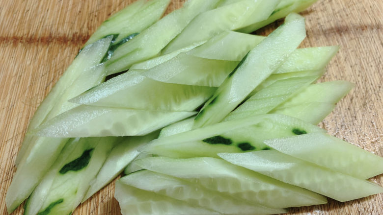 黄瓜炒腊肠,切成小块备用