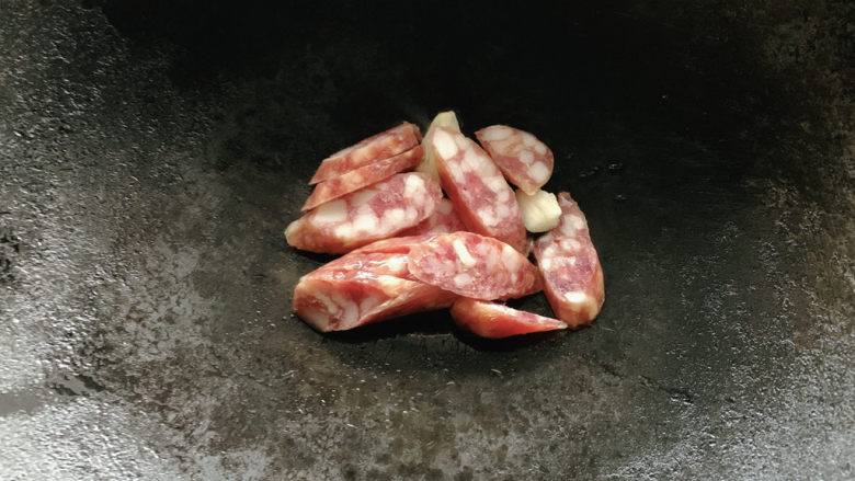 黄瓜炒腊肠,加入腊肠,小火煸炒
