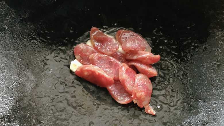 黄瓜炒腊肠,炒至腊肠出油,带些许焦褐感