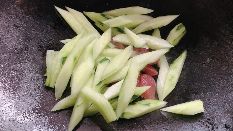 黄瓜炒腊肠,加入黄瓜