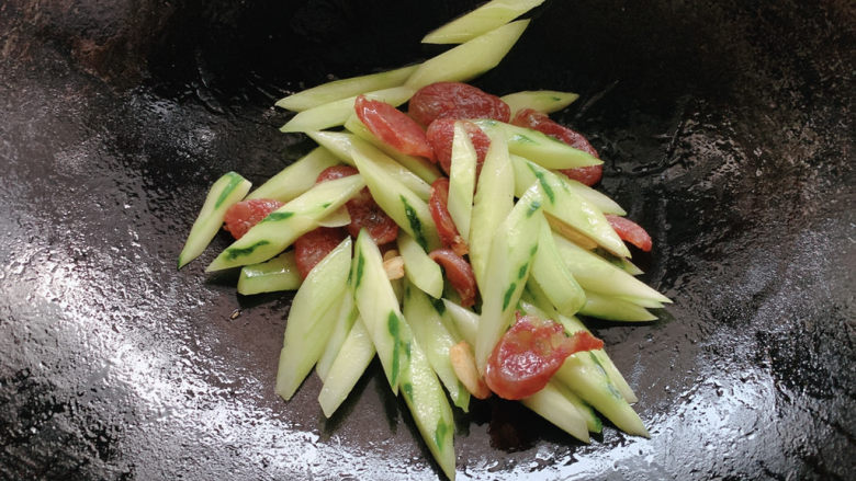 黄瓜炒腊肠,旺火快炒至黄瓜变软