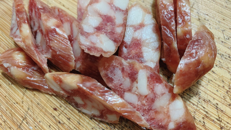 黄瓜炒腊肠,腊肠一根,同样斜切成片