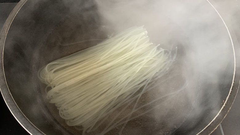 酸汤肥牛螺蛳粉,米粉水开下锅,煮8分钟捞出沥干水分