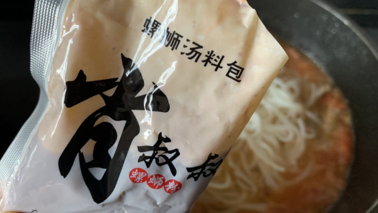 酸汤肥牛螺蛳粉,加入汤料包