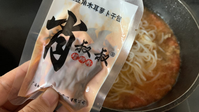 酸汤肥牛螺蛳粉,加入酸豆角,黑木耳,胡萝卜干