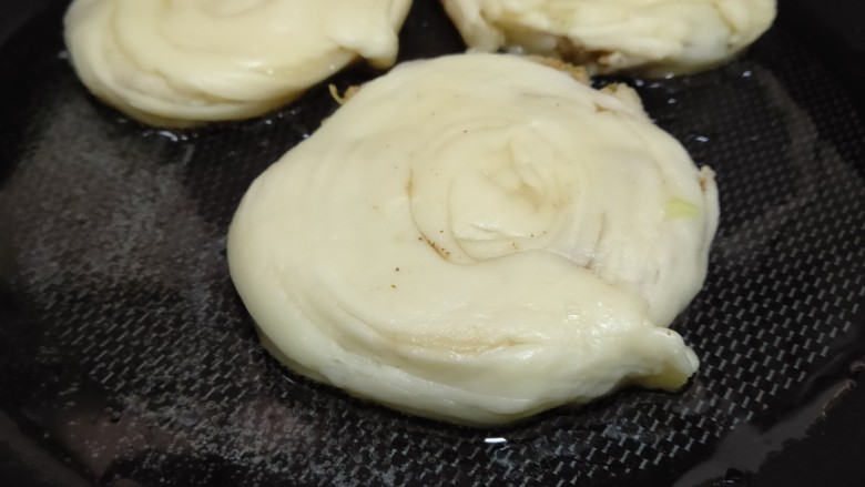 香酥牛肉饼,锅中热油，放入饼胚