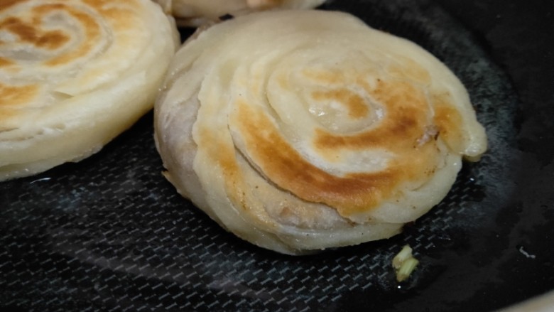 香酥牛肉饼,煎成两面呈金黄色