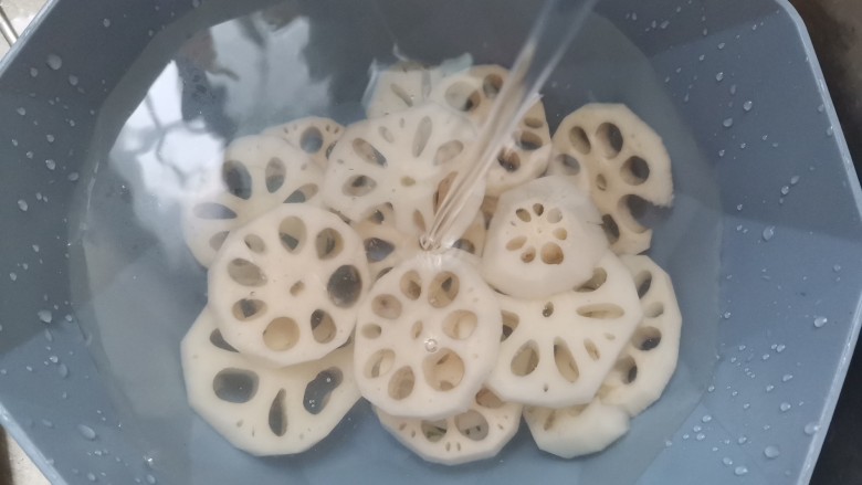 红枣莲藕汤,把莲藕清洗干净,洗去淀粉,然后浸泡在水里,防止氧化变黑