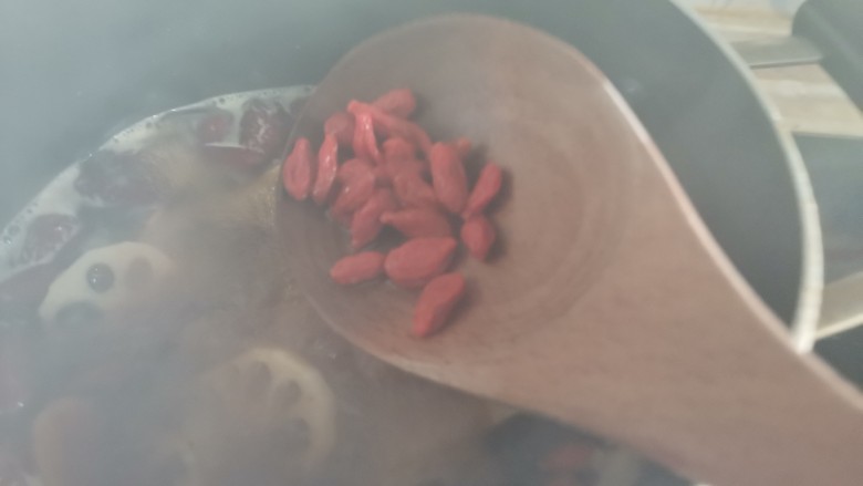 红枣莲藕汤,加入枸杞转小火,继续煮五分钟即可关火盛出