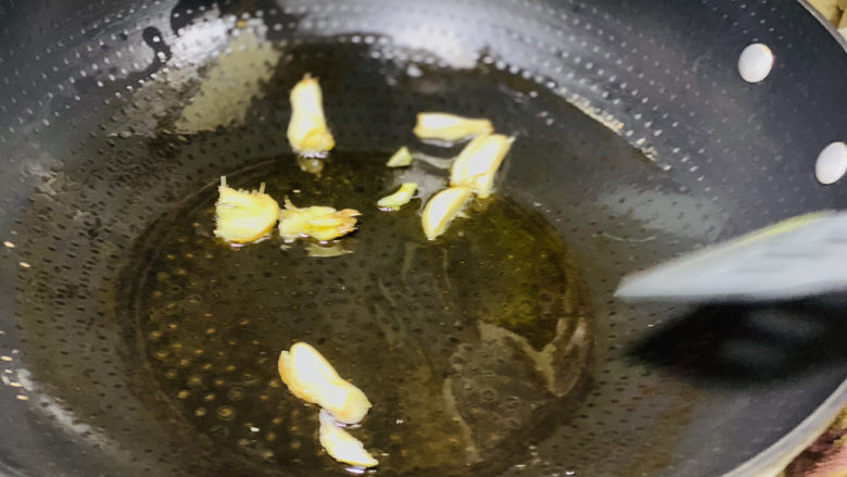 腊肉炒花菜,锅里中火烧烤,倒入食用油,加入<a style='color:red;display:inline-block;' href='/shicai/ 2795'>蒜头</a>和姜片爆香油锅;