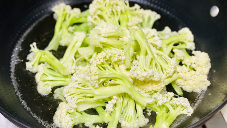 腊肉炒花菜,西兰花切开,放到锅里用开水灼熟;