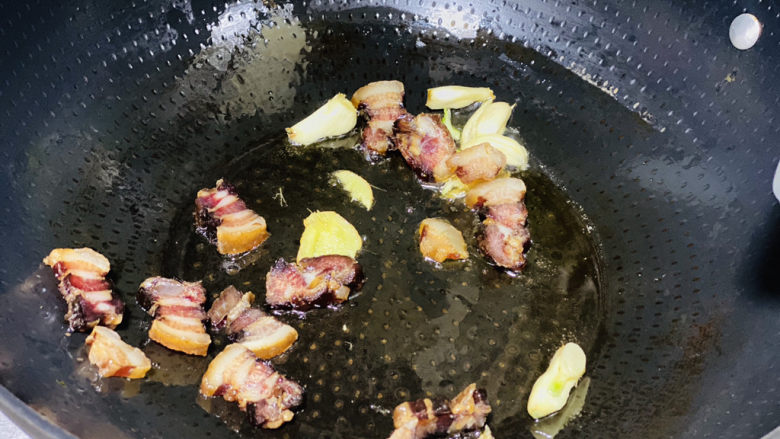 腊肉炒花菜,爆香后加入腊肉继续爆香,让腊肉的油都炒出来;
