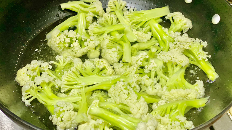 腊肉炒花菜,灼熟后状态;