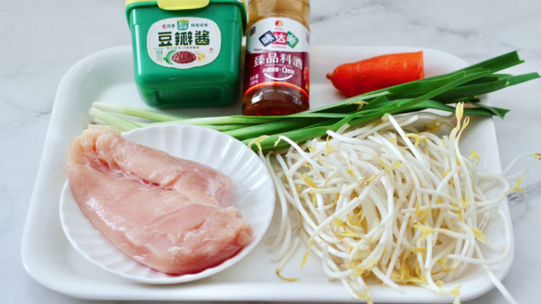 酱香浓郁的绿豆芽鸡肉小炒,首先备齐所有的食材,<a style='color:red;display:inline-block;' href='/shicai/ 133'>绿豆芽</a>去根后洗净。