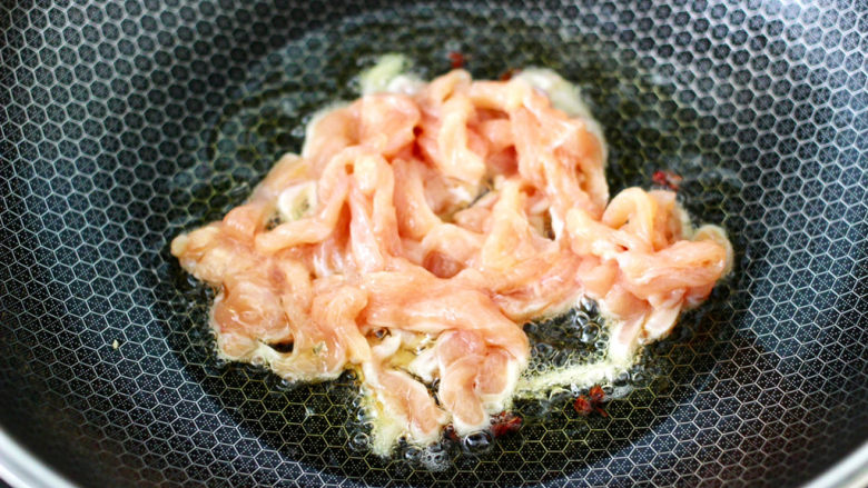 酱香浓郁的绿豆芽鸡肉小炒,热油炸香<a style='color:red;display:inline-block;' href='/shicai/ 700'>花椒</a>后,放入腌制好的鸡肉条。