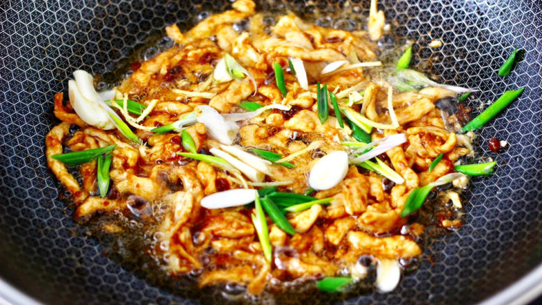 酱香浓郁的绿豆芽鸡肉小炒,大火翻炒均匀后,炒香葱姜蒜。