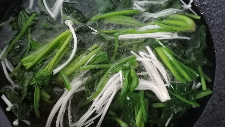 菠菜鱼丸汤,加入适量水