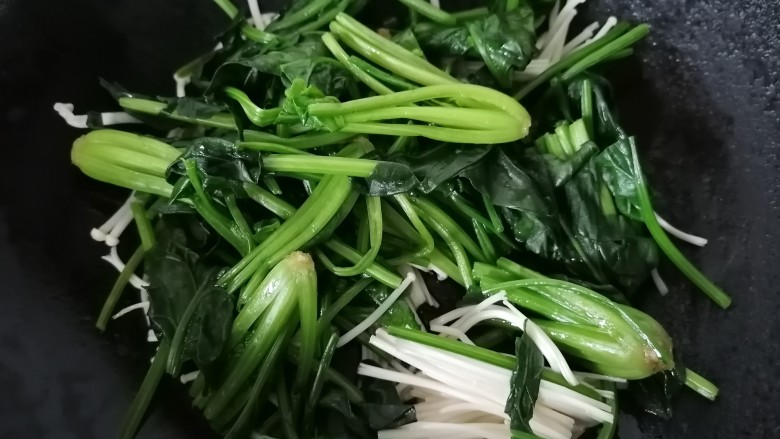 菠菜鱼丸汤,放入菠菜翻炒