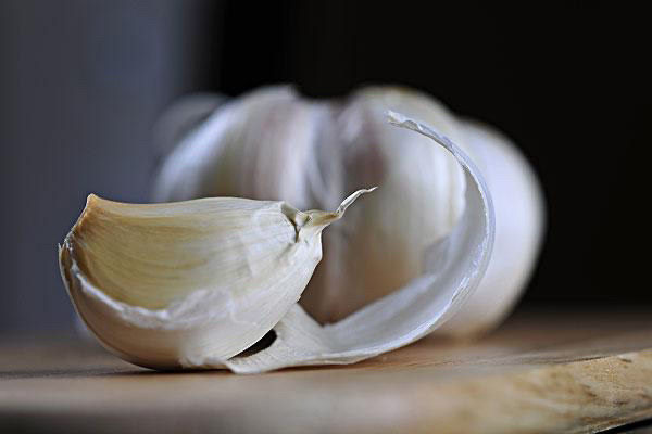 麻酱菠菜,将大蒜剁成蒜末。