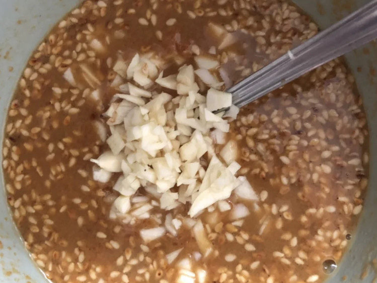 麻酱菠菜,将麻酱用纯净水或者白开水稀释到合适的黏稠度,加入所有材料拌均匀。