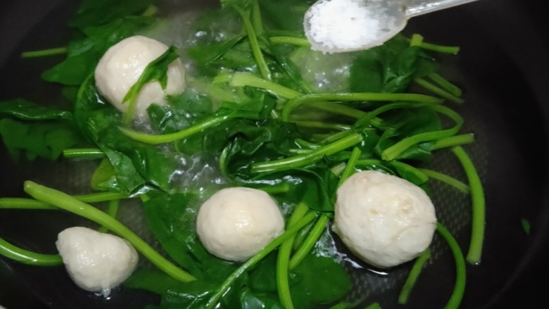 菠菜鱼丸汤,煮2～3分钟之后放盐，鸡汁调味