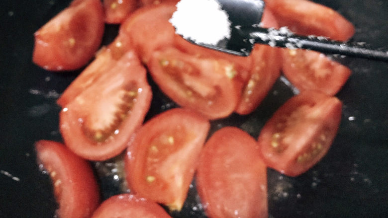 番茄炒蛋,加适量盐,翻炒均匀